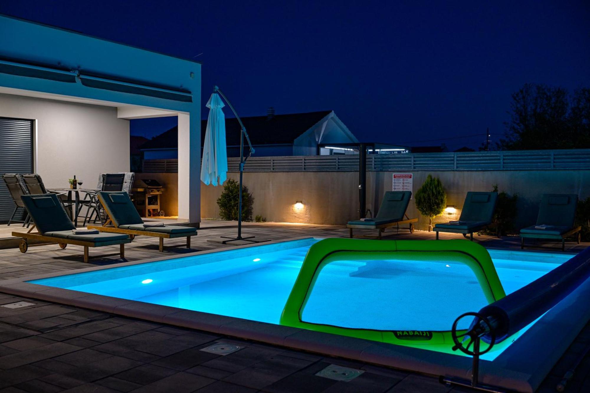 Holiday House Sara With Heated Pool Privlaka  Exterior foto