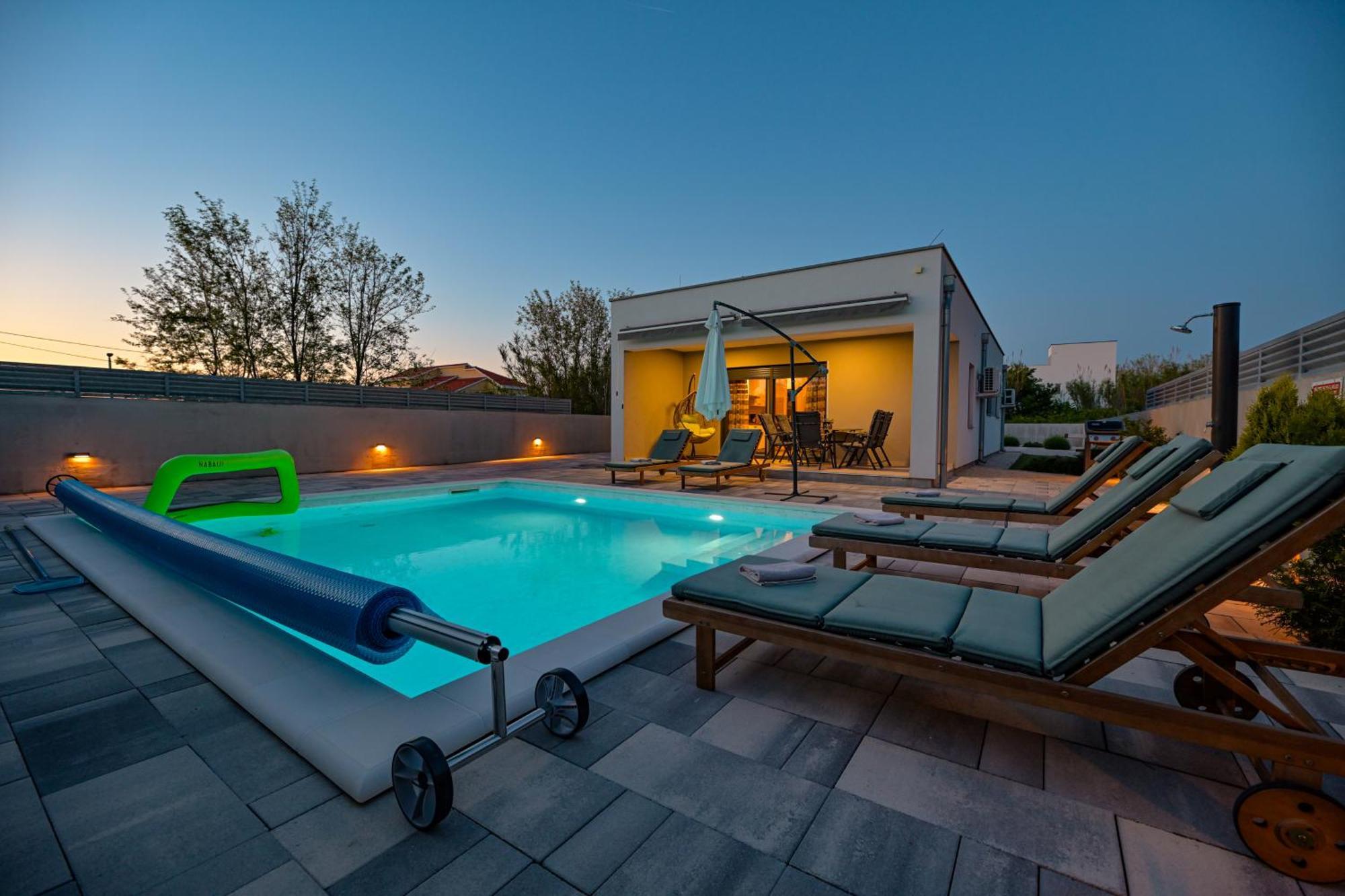 Holiday House Sara With Heated Pool Privlaka  Exterior foto